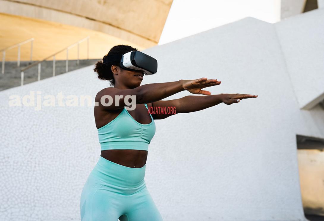 Femme africaine portant des lunettes de réalité virtuelle futuriste pendant ses exercices physiques Femme africaine portant des lunettes de réalité virtuelle futuriste pendant ses exercices physiques