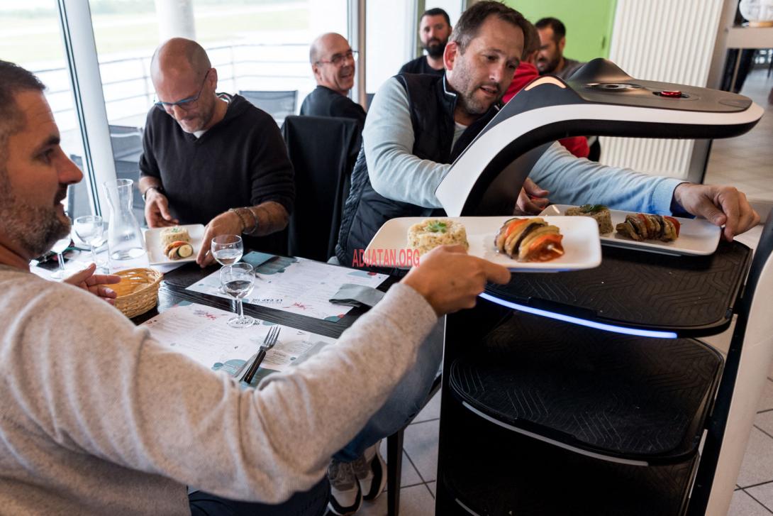 Un Restaurateur du Lot se tourne vers un robot-serveur en l'absence de candidats Un Restaurateur du Lot se tourne vers un robot-serveur en l'absence de candidats